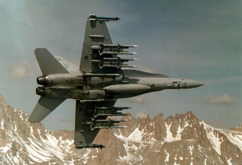Μοίρα F/A-18 Hornet των Αμερικανών Πεζοναυτών – Η προετοιμασία λίγο πριν την απογείωση (Βίντεο)
